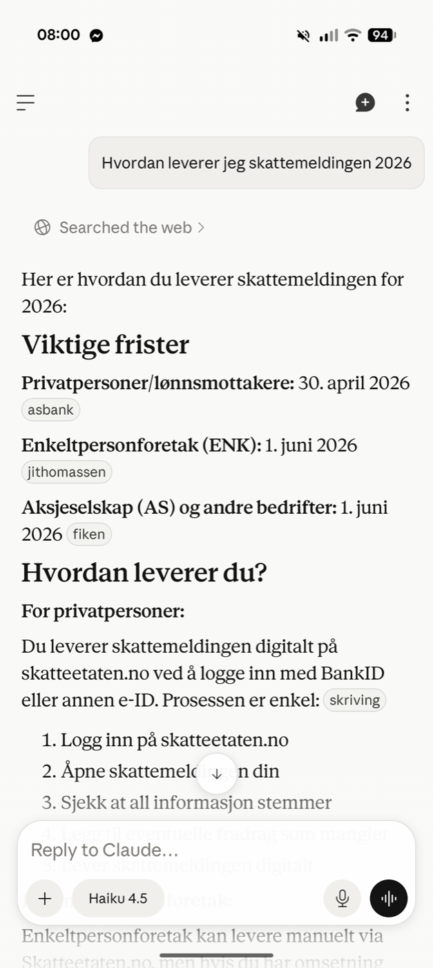 The Claude app, asked “Hvordan leverer jeg skattemeldingen 2026”, answers in Norwegian and cites asbank, jithomassen, fiken and skriving.